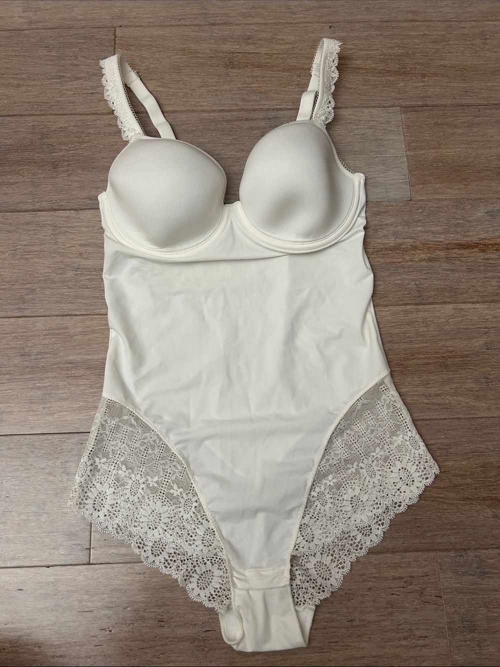 Simone Perele Ivory Lace-Trim Hip Underwire Bodysuit cup 34D Caressence